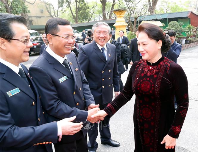 Trong ảnh: Chủ tịch Quốc hội Nguyễn Thị Kim Ngân với các đồng chí lãnh đạo của Tòa án nhân dân tối cao. Ảnh: Trọng Đức - TTXVN