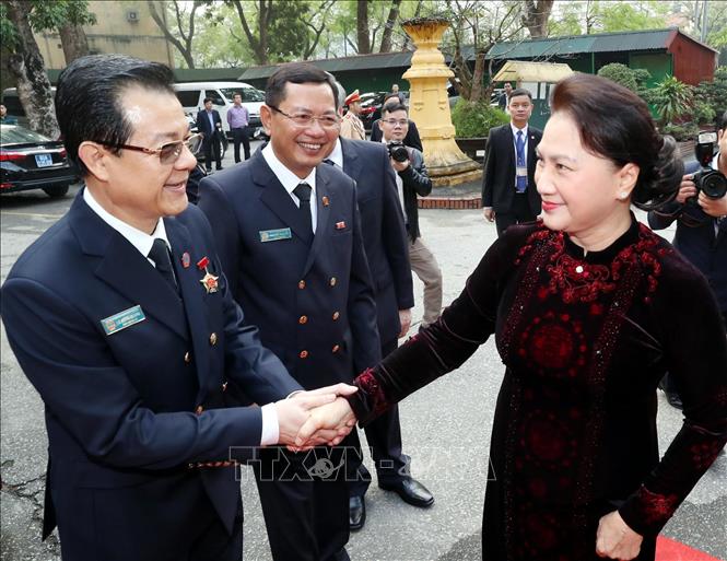 Trong ảnh: Chủ tịch Quốc hội Nguyễn Thị Kim Ngân với các đồng chí lãnh đạo của Tòa án nhân dân tối cao. Ảnh: Trọng Đức - TTXVN