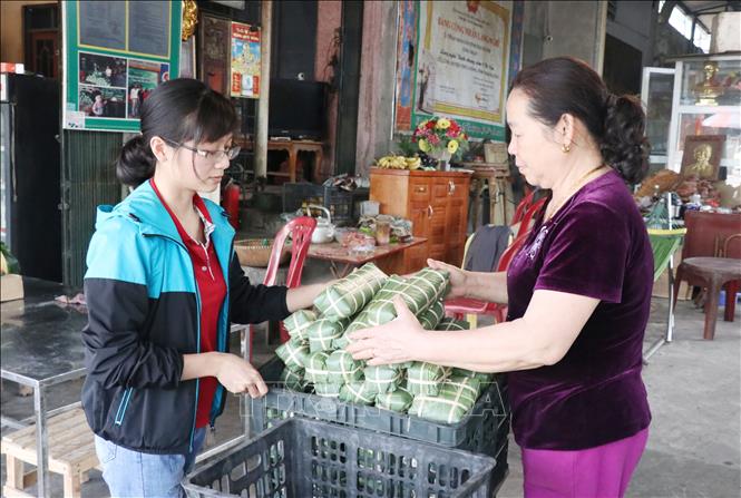 Trong ảnh: Bánh chưng Bờ Đậu chuẩn bị được đưa đi tiêu thụ. Ảnh: Hoàng Nguyên - TTXVN
