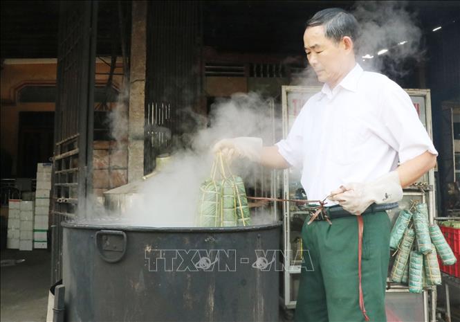 Trong ảnh: Ông Nguyễn Tiến Sỹ - chủ của một trong những cơ sở sản xuất lớn ở làng nghề Bờ Đậu. Ảnh: Hoàng Nguyên - TTXVN