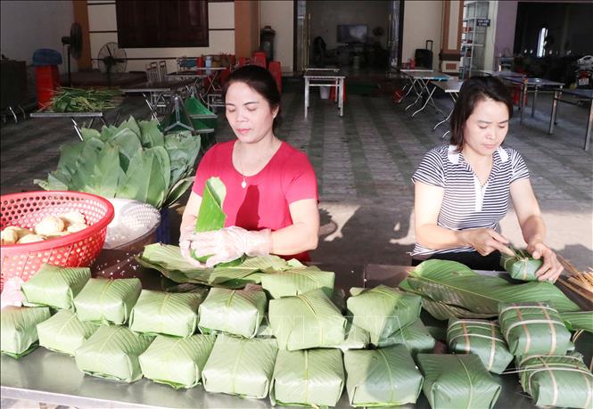 Trong ảnh: Gói bánh chưng ở Làng nghề bánh chưng Bờ Đậu. Ảnh: Hoàng Nguyên - TTXVN