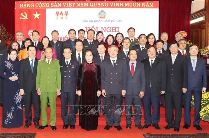 Trong ảnh: Chủ tịch Quốc hội Nguyễn Thị Kim Ngân với lãnh đạo, cán bộ công chức của Tòa án nhân dân Tối cao. Ảnh: Trọng Đức - TTXVN