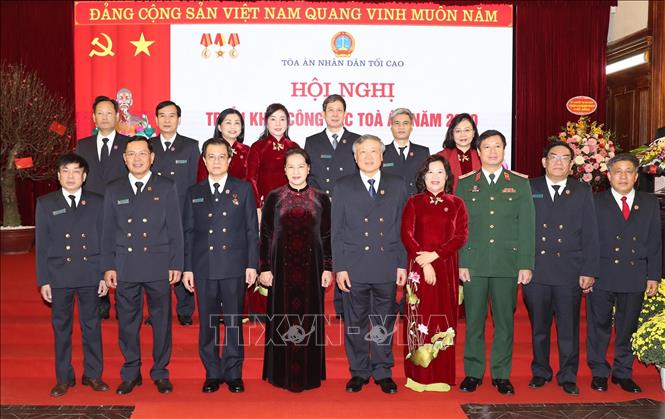 Trong ảnh: Chủ tịch Quốc hội Nguyễn Thị Kim Ngân với lãnh đạo Tòa án nhân dân tối cao. Ảnh: Trọng Đức - TTXVN