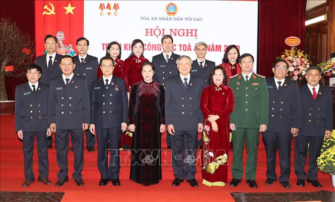 Trong ảnh: Chủ tịch Quốc hội Nguyễn Thị Kim Ngân với lãnh đạo, cán bộ công chức của Tòa án nhân dân tối cao. Ảnh: Trọng Đức - TTXVN