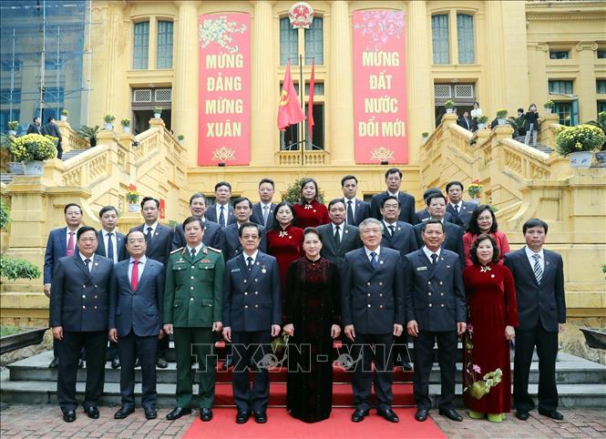 Trong ảnh: Chủ tịch Quốc hội Nguyễn Thị Kim Ngân và Đoàn công tác chụp ảnh lưu niệm với lãnh đạo, cán bộ công chức của Tòa án nhân dân tối cao. Ảnh: Trọng Đức - TTXVN