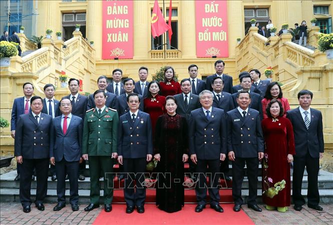 Trong ảnh: Chủ tịch Quốc hội Nguyễn Thị Kim Ngân và Đoàn công tác chụp ảnh lưu niệm với lãnh đạo, cán bộ công chức của Tòa án nhân dân tối cao. Ảnh: Trọng Đức - TTXVN
