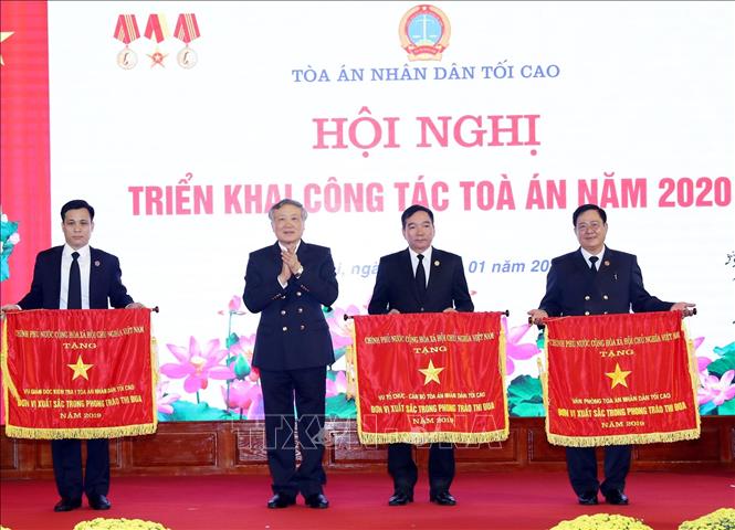 Trong ảnh: Chánh án Tòa án nhân dân tối cao Nguyễn Hòa Bình trao Cờ thi đua của Chính phủ cho các đơn vị. Ảnh: Trọng Đức - TTXVN