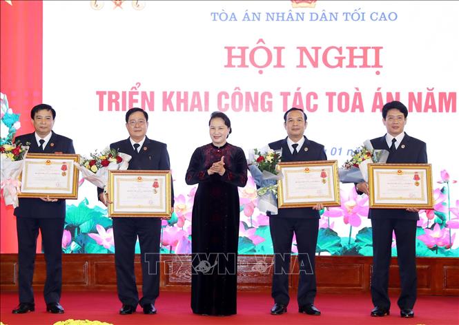 Trong ảnh: Chủ tịch Quốc hội Nguyễn Thị Kim Ngân trao Huân chương Lao động hạng Nhất cho các cá nhân của Tòa án nhân dân tối cao. Ảnh: Trọng Đức - TTXVN