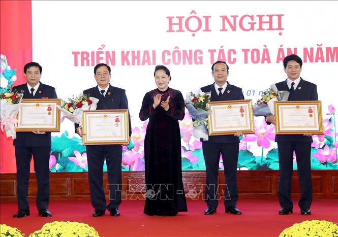 Trong ảnh: Chủ tịch Quốc hội Nguyễn Thị Kim Ngân trao Huân chương Lao động hạng Nhất cho các cá nhân của Tòa án nhân dân tối cao. Ảnh: Trọng Đức - TTXVN