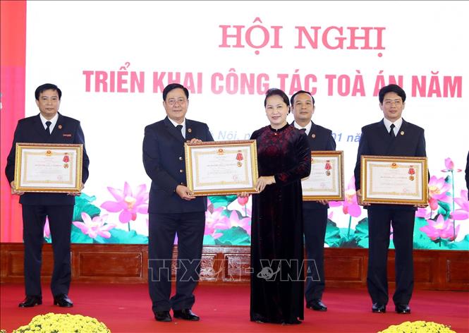 Trong ảnh: Chủ tịch Quốc hội Nguyễn Thị Kim Ngân trao Huân chương Lao động hạng Nhất cho các cá nhân của Tòa án nhân dân tối cao. Ảnh: Trọng Đức - TTXVN