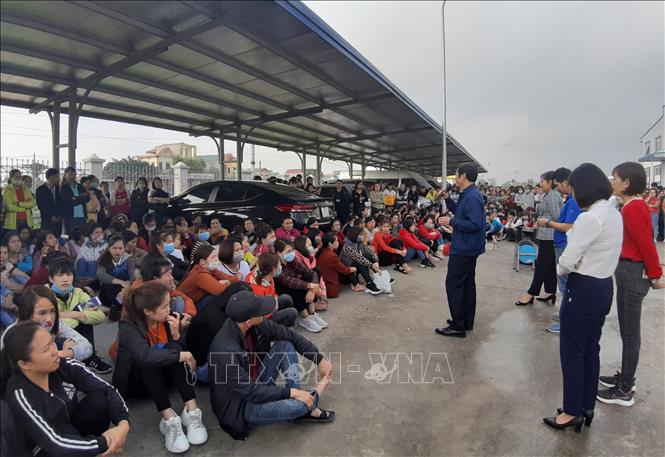 Trong ảnh: Đại diện Công ty TNHH Ever Great International Việt Nam đối thoại với công nhân. Ảnh: Đức Phương - TTXVN