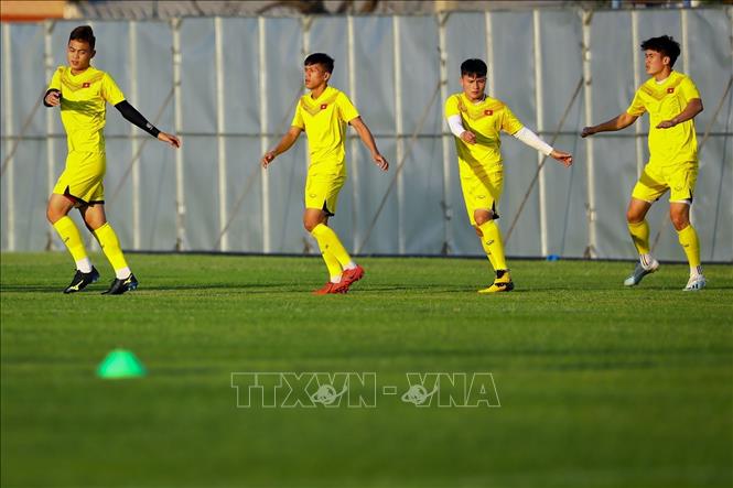 Trong ảnh: Các cầu thủ U23 Việt Nam khởi động. Ảnh: Hoàng Linh-TTXVN