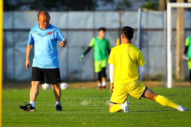 Trong ảnh: HLV Park Hang Seo đang thị phạm cho các cầu thủ. Ảnh: Hoàng Linh-TTXVN
