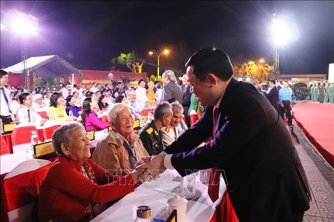 Trong ảnh: Phó Thủ tướng Chính phủ Vương Đình Huệ thăm hỏi các Mẹ Việt Nam Anh hùng, Anh hùng lực lượng vũ trang tại buổi lễ. Ảnh: Lê Đức Hoảnh-TTXVN