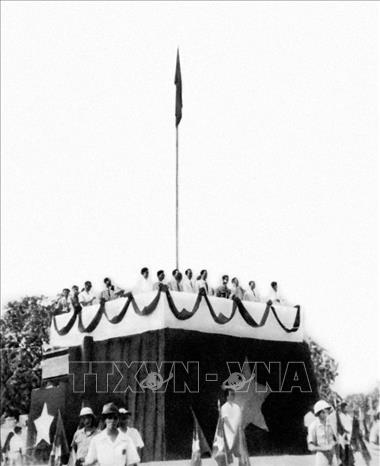 Trong ảnh: Ngày 2/9/1945, tại Quảng trường Ba Đình lịch sử, Chủ tịch Hồ Chí Minh đọc Tuyên ngôn Độc lập, khai sinh nước Việt Nam Dân chủ Cộng hòa, khẳng định trước quốc dân đồng bào và toàn thế giới: “Nước Việt Nam có quyền hưởng tự do và độc lập, và sự thực đã thành một nước tự do và độc lập. Toàn thể dân Việt Nam quyết đem tất cả tinh thần và lực lượng, tính mệnh và của cải để giữ vững quyền tự do và độc lập ấy”. Đó cũng là tư tưởng bất hủ mà Chủ tịch Hồ Chí Minh đã đặt ra với cả thế giới ngay khi nước Việt Nam Dân chủ Cộng hoà ra đời. Ảnh: Tư liệu TTXVN