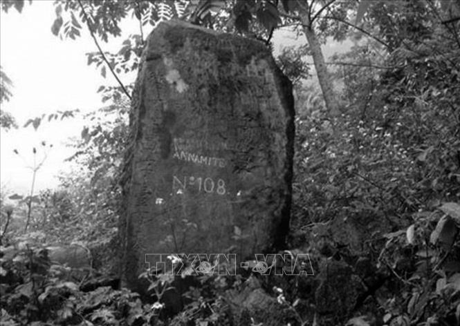 Cao trào cách mạng giải phóng dân tộc (1939 - 1945) dưới sự lãnh đạo sáng suốt, kiên quyết của Đảng, đứng đầu là Lãnh tụ Nguyễn Ái Quốc cùng với sự đoàn kết hăng hái, chiến đấu ngoan cường và hy sinh to lớn của biết bao đảng viên cộng sản, chiến sĩ và đồng bào yêu nước đã kết thúc thắng lợi bằng cuộc Cách mạng tháng Tám năm 1945. Trong ảnh: Cột mốc 108 - nơi Bác Hồ đặt chân về nước ngày 28/1/1941, trực tiếp lãnh đạo phong trào cách mạng. Ảnh: Tư liệu/TTXVN phát