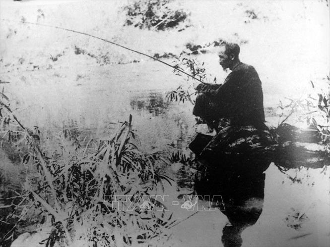 Cao trào cách mạng giải phóng dân tộc (1939 - 1945) dưới sự lãnh đạo sáng suốt, kiên quyết của Đảng, đứng đầu là Lãnh tụ Nguyễn Ái Quốc cùng với sự đoàn kết hăng hái, chiến đấu ngoan cường và hy sinh to lớn của biết bao đảng viên cộng sản, chiến sĩ và đồng bào yêu nước đã kết thúc thắng lợi bằng cuộc Cách mạng tháng Tám năm 1945. Trong ảnh: Ngày 28/1/1941, Bác Hồ từ Trung Quốc về nước và ở tại Pác Bó (Cao Bằng), trực tiếp lãnh đạo phong trào cách mạng. Ảnh: Tư liệu/TTXVN phát