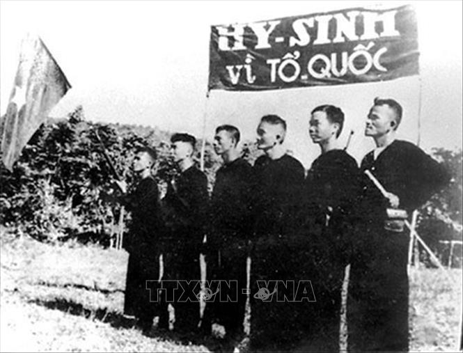 Cao trào cách mạng giải phóng dân tộc (1939 - 1945) dưới sự lãnh đạo sáng suốt, kiên quyết của Đảng, đứng đầu là Lãnh tụ Nguyễn Ái Quốc cùng với sự đoàn kết hăng hái, chiến đấu ngoan cường và hy sinh to lớn của biết bao đảng viên cộng sản, chiến sĩ và đồng bào yêu nước đã kết thúc thắng lợi bằng cuộc Cách mạng tháng Tám năm 1945. Trong ảnh: Đội du kích Ba Tơ thành lập ngày 14/3/1945 sau ngày khởi nghĩa Ba Tơ (Quảng Ngãi) nổ ra và giành thắng lợi (11/3/1945), thành lập chính quyền cách mạng của nhân dân, là lực lượng nòng cốt, trực tiếp tham gia chiến đấu trong tổng khởi nghĩa ở miền Trung, góp phần vào thắng lợi Cách mạng tháng Tám năm 1945. Ảnh: Tư liệu/TTXVN phát