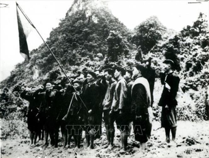 Từ tháng 2/1941 đến tháng 5/1945, Đội du kích Bắc Sơn được thành lập và phát triển thành đội Cứu quốc quân, đảm nhiệm vai trò nòng cốt trong xây dựng khu căn cứ Bắc Sơn - Võ Nhai, là một trong những lực lượng vũ trang đầu tiên do Đảng ta thành lập và lãnh đạo. Ngày 15/5/1945, Việt Nam Tuyên truyền Giải phóng quân và Cứu quốc quân hợp nhất với tên gọi mới là Việt Nam Giải phóng quân, trở thành lực lượng nòng cốt hỗ trợ cho lực lượng chính trị của quần chúng cách mạng làm Cách mạng tháng Tám thành công. Trong ảnh: Đội Cứu quốc quân tập luyện tại hang Lùng Đán, huyện Bắc Sơn, tỉnh Lạng Sơn. Ảnh: Tư liệu/TTXVN phát