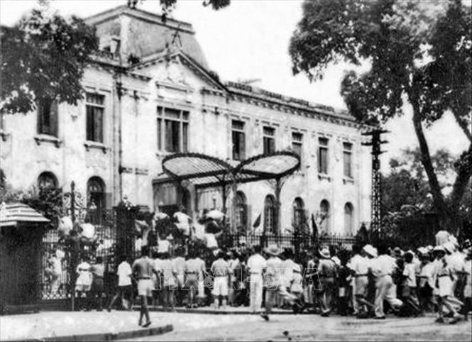 Ngày 19/8/1945, hàng chục vạn quần chúng tiến về quảng trường Nhà hát Lớn Hà Nội dự cuộc mít tinh do Việt Minh tổ chức. Sau lời hiệu triệu khởi nghĩa, cuộc mít tinh chuyển thành biểu tình tuần hành vũ trang. Quần chúng biểu tình chia thành nhiều đoàn, cùng các đơn vị tự vệ chiến đấu toả đi chiếm các cơ quan của chính quyền bù nhìn: Phủ Khâm sai, Tòa Thị chính, Sở cảnh sát, Trại bảo an binh...Cách mạng Tháng Tám thành công tại Hà Nội. Trong ảnh: Quần chúng cách mạng và tự vệ chiến đấu chiếm Phủ Khâm sai (Bắc Bộ phủ), ngày 19/8/1945. Ảnh: Tư liệu TTXVN