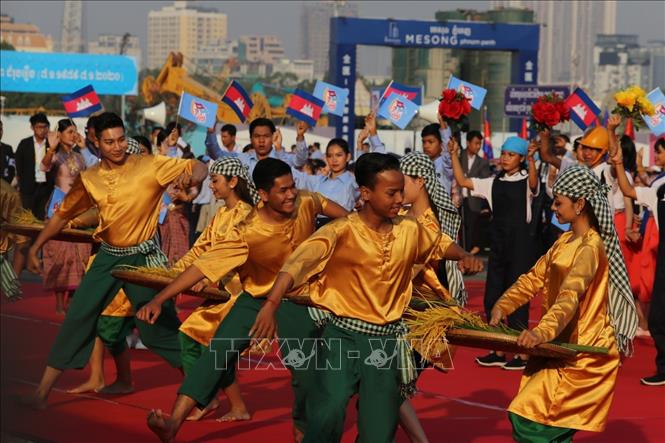 Biểu diễn văn nghệ chào mừng lễ kỷ niệm. Ảnh: Nguyễn Vũ Hùng - PV TTXVN tại Campuchia