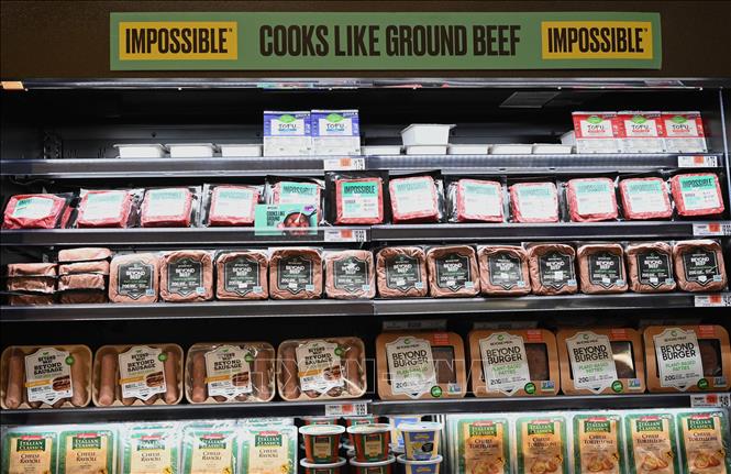 Trong ảnh: Sản phẩm burger chay của hãng Impossible Foods được bày bán tại cửa hàng ở New York, Mỹ, ngày 15/11/2019. Ảnh: AFP/ TTXVN