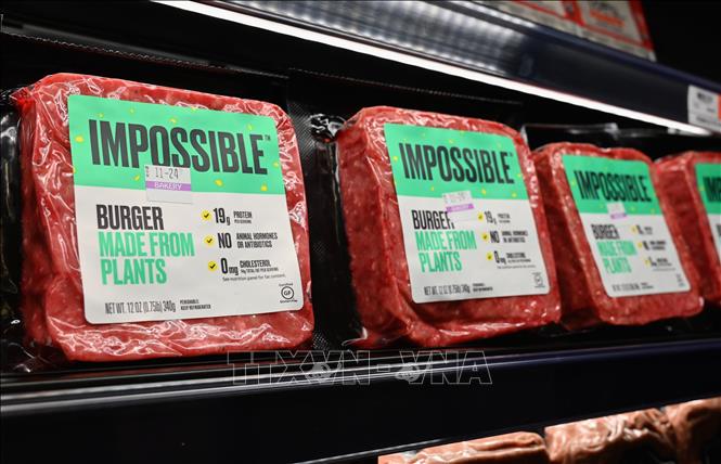 Trong ảnh: Sản phẩm burger chay của hãng Impossible Foods được bày bán tại cửa hàng ở New York, Mỹ, ngày 15/11/2019. Ảnh: AFP/ TTXVN