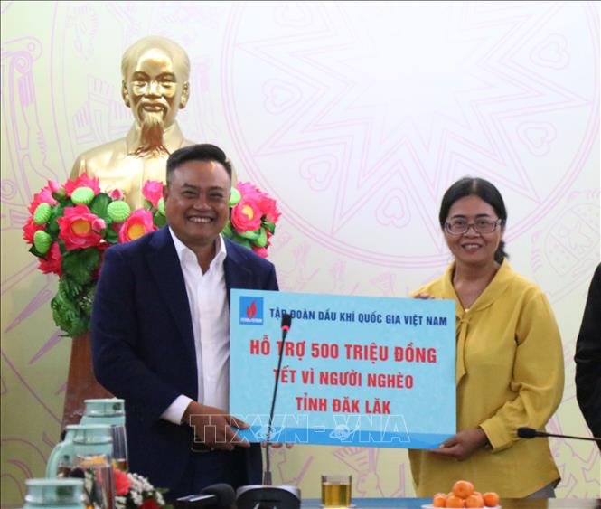 Đôngf chí Trần Sỹ Thanh trao quà tượng trưng cho nhân dân tỉnh Đắk Lắk. Ảnh: Tuấn Anh – TTXVN