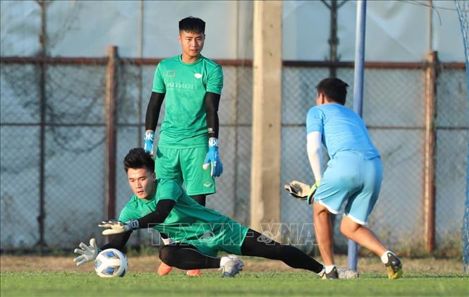 Thủ môn Bùi Tiến Dũng (trước) và thủ môn Nguyễn Văn Toản (sau) trong bài tập bắt bóng sệt. Ảnh: Hoàng Linh-TTXVN 