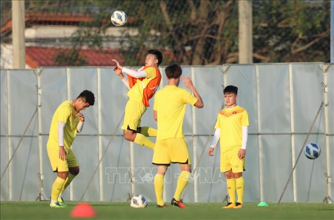 Trung vệ Thành Chung bật cao đánh đầu. Ảnh: Hoàng Linh-TTXVN 