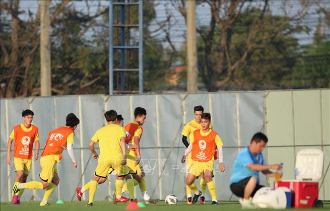 Các cầu thủ U23 Việt Nam trong bài tập chuyền bóng ở phạm vi hẹp. Ảnh: Hoàng Linh-TTXVN 