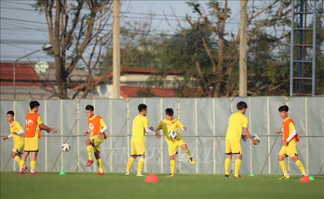 Các cầu thủ U23 Việt Nam trong bài tập chuyền bóng. Ảnh: Hoàng Linh-TTXVN 