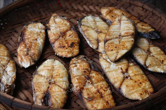 Trong ảnh: Sản phẩm cá thu nướng của người dân Sầm Sơn. Ảnh: Khiếu Tư - TTXVN