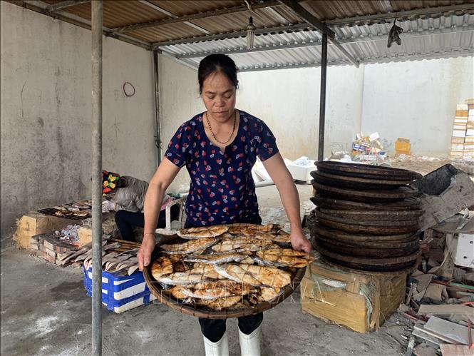 Trong ảnh: Một mẻ cá nướng mới hoàn thành. Ảnh: Khiếu Tư - TTXVN