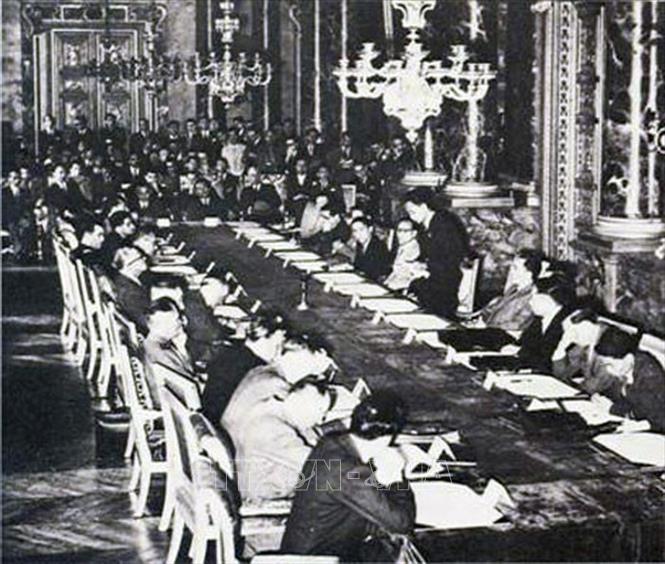 Trong những năm 1945 - 1946, Đảng ta, đứng đầu là Chủ tịch Hồ Chí Minh lãnh đạo xây dựng và củng cố vững chắc chính quyền nhân dân; đồng thời thực hành sách lược khôn khéo, đưa cách mạng vượt qua những thử thách hiểm nghèo. Trong ảnh: Đoàn đại biểu Việt Nam tại hội nghị Fontainebleau - Pháp năm 1946 để đàm phán với Pháp (6/7 - 10/9/1946) sau khi ký kết Hiệp định Sơ bộ (6/3/1946). Ảnh: Tư liệu/TTXVN phát