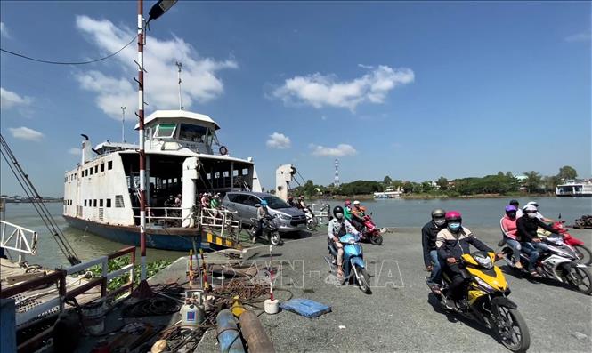 Trong ảnh: Nhằm đảm bảo an toàn cho người dân, Công ty Phà An Giang kiên quyết không để hành khách ngồi trên xe khi lên xuống phà trong cao điểm tết. Ảnh: Thanh Sang - TTXVN

