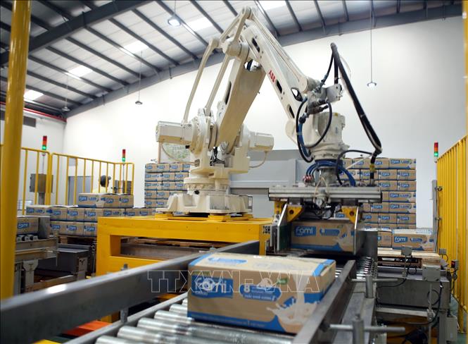 Trong ảnh: Dây chuyền sản xuất và đóng gói tự động tại Nhà máy sữa đậu nành Vinasoy Bình Dương (Công ty Sữa Đậu nành Việt Nam). Ảnh: Danh Lam – TTXVN