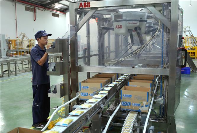 Trong ảnh: Dây chuyền sản xuất và đóng gói tự động tại Nhà máy sữa đậu nành Vinasoy Bình Dương (Công ty Sữa Đậu nành Việt Nam). Ảnh: Danh Lam – TTXVN