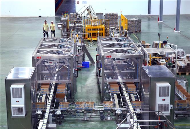 Trong ảnh: Dây chuyền sản xuất và đóng gói tự động tại Nhà máy sữa đậu nành Vinasoy Bình Dương (Công ty Sữa Đậu nành Việt Nam). Ảnh: Danh Lam – TTXVN