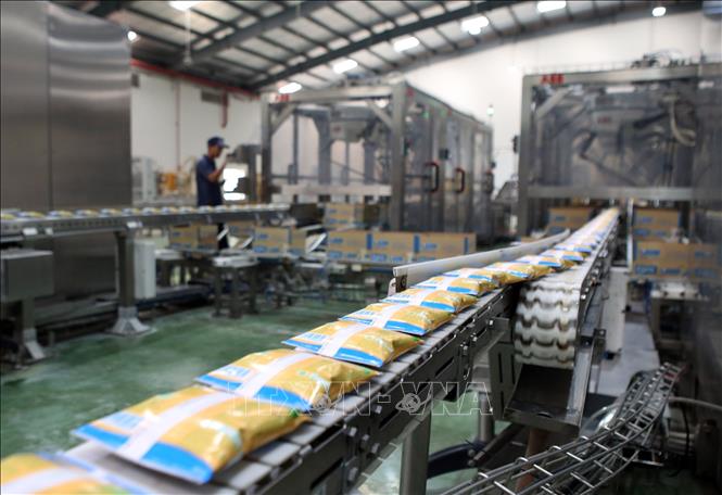 Trong ảnh: Dây chuyền sản xuất và đóng gói tự động tại Nhà máy sữa đậu nành Vinasoy Bình Dương (Công ty Sữa Đậu nành Việt Nam). Ảnh: Danh Lam – TTXVN