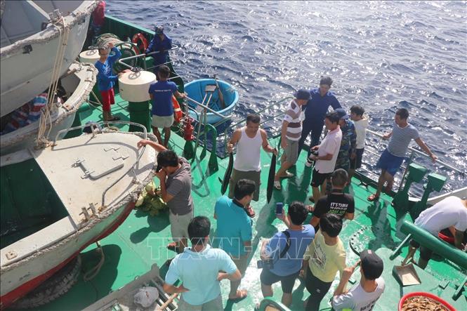 Trong ảnh: Ngư dân bán cá tại Trường Sa. Ảnh: Nguyễn Văn Nhật - TTXVN