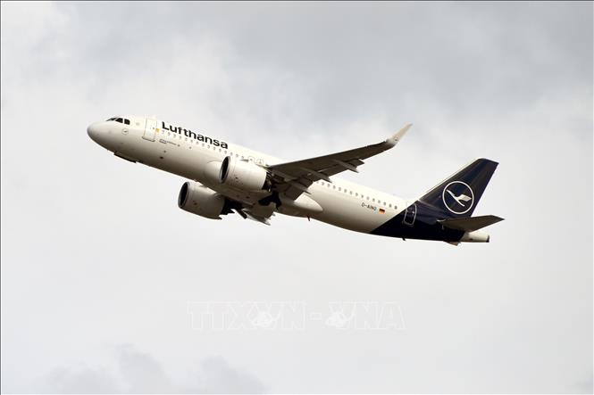 Trong ảnh: Máy bay của hãng hàng không Lufthansa cất cánh từ sân bay Toulouse-Blagnac ở gần Toulouse, Pháp. Ảnh: AFP/ TTXVN