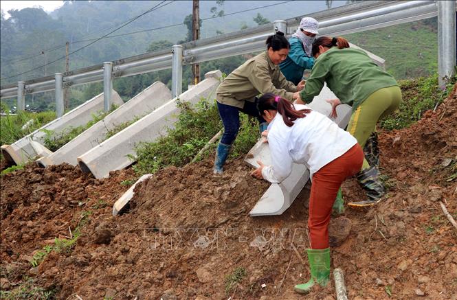 Trong ảnh: Người dân xã Sơn Phú, huyện Na Hang (Tuyên Quang) đang lắp đặt kênh mương đúc sẵn. Ảnh Quang Đán - TTXVN
