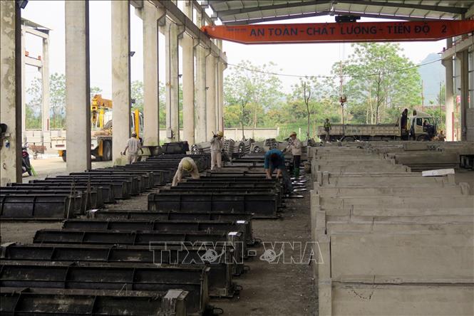 Trong ảnh: Công ty TNHH Đầu tư và Xây dựng Thành Hưng sản xuất cấu kiện kênh mương bằng bê tông đúc sẵn để cung cấp cho các địa phương. Ảnh Quang Đán - TTXVN