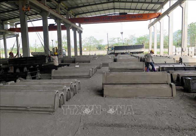 Trong ảnh: Công ty TNHH Đầu tư và Xây dựng Thành Hưng sản xuất cấu kiện kênh mương bằng bê tông đúc sẵn để cung cấp cho các địa phương. Ảnh Quang Đán - TTXVN