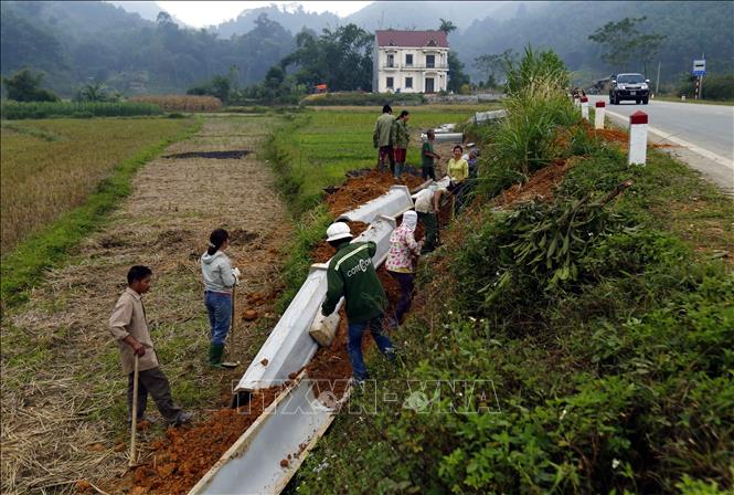 Trong ảnh: Người dân xã Phú Thịnh, huyện Yên Sơn (Tuyên Quang) lắp đặt kênh mương đúc sẵn. Ảnh Quang Đán - TTXVN