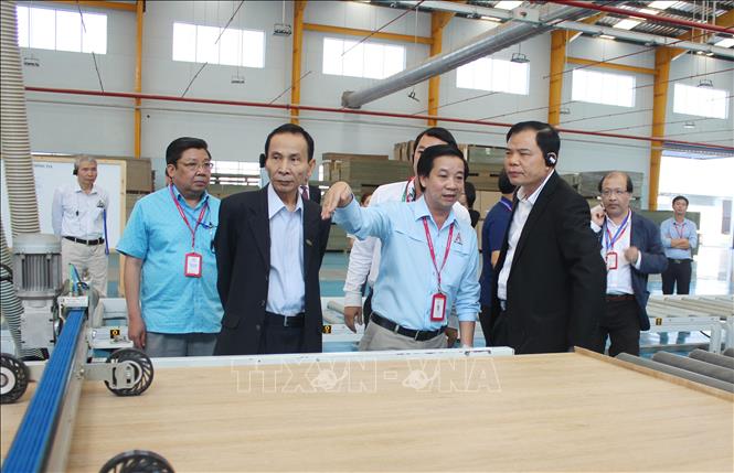 Trong ảnh: Bộ trưởng Bộ Nông nghiệp và Phát triển nông thôn Nguyễn Xuân Cường tham quan dây chuyền sản xuất ván tấm tại Nhà máy AA Long An. Ảnh: Xuân Anh  -TTXVN