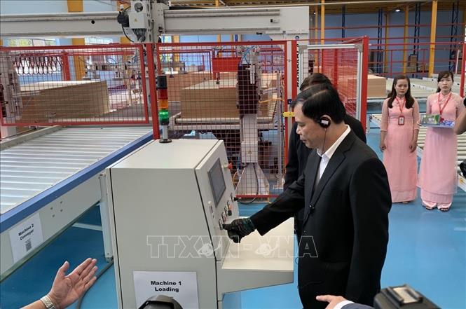 Trong ảnh: Bộ trưởng Bộ Nông nghiệp và Phát triển nông thôn Nguyễn Xuân Cường bấm nút khai trương dây chuyền sản xuất ván tấm khép kín của nhà máy AA Long An. Ảnh: Xuân Anh -TTXVN
