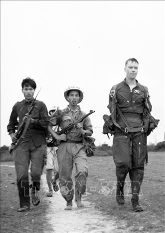 Trong hơn 4 năm chống chiến tranh phá hoại lần thứ nhất của Mỹ (5/8/1964 - 1/11/1968), quân và dân miền Bắc đã bắn rơi, bắn cháy 3.234 máy bay; trong đó có 6 máy bay B.52; diệt và bắt nhiều phi công. Trong ảnh: Phi công Mỹ Bob Shumaker trở thành tù binh thứ hai ở miền Bắc Việt Nam (tháng 2/1965). Ảnh: Tư liệu/TTXVN