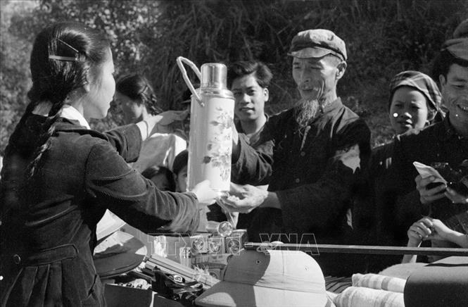 Trong ảnh: Tổ bán lẻ bách hóa thuộc Xí nghiệp bán lẻ Lạng Sơn bảo đảm đưa hàng về tận tay người tiêu dùng, nhất là vùng nông thôn hẻo lánh (tháng 4/1969). Ảnh: Thiệu Văn – TTXVN